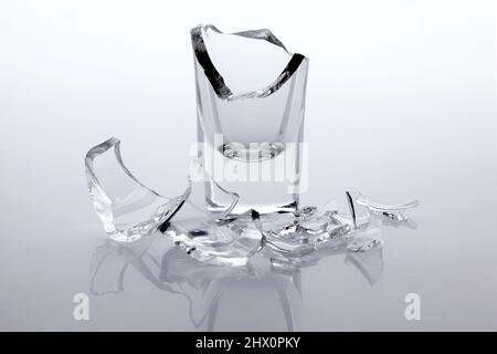 Scherben eines zerbrochenen Glases auf weißem Hintergrund. Stockfoto