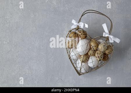 Hühner- und Wachteleier in einer herzförmigen Schachtel Stockfoto