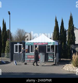 Nieder-Olm, Deutschland Dienstag 03. 08,2022 um 13:30 Uhr. Ein temporäres Corona-Testzentrum bietet kostenlose Schnelltests für covid-19 an. Stockfoto