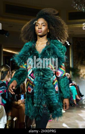 Madrid, Spanien. 08. März 2022. Ein Model läuft auf der Modeshow Odette Alvarez während der Mercedes Benz Fashion Week Madrid, Ausgabe März 2022 im Wellington Hotel. Kredit: SOPA Images Limited/Alamy Live Nachrichten Stockfoto