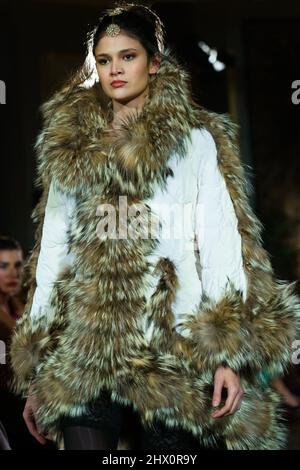 Madrid, Spanien. 08. März 2022. Ein Model läuft auf der Modeshow Odette Alvarez während der Mercedes Benz Fashion Week Madrid, Ausgabe März 2022 im Wellington Hotel. Kredit: SOPA Images Limited/Alamy Live Nachrichten Stockfoto