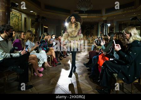 Madrid, Spanien. 08. März 2022. Ein Model läuft auf der Modeshow Odette Alvarez während der Mercedes Benz Fashion Week Madrid, Ausgabe März 2022 im Wellington Hotel. (Foto: Atilano Garcia/SOPA Images/Sipa USA) Quelle: SIPA USA/Alamy Live News Stockfoto