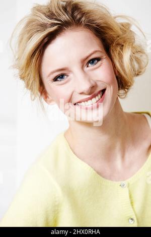 Sie lächelt am besten. Porträt einer attraktiven und stilvollen jungen Frau, die im Studio posiert. Stockfoto