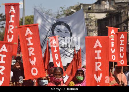 Kalkutta, Indien. 08. März 2022. Verschiedene Women Right Organization organisierten eine Kundgebung zum Internationalen Frauentag, wie sie jedes Jahr am 8.. März weltweit beobachtet wurde. Das diesjährige Thema lautet „Gleichstellung der Geschlechter heute für eine nachhaltige Zukunft“ und „Aufruf von Frauen zum Klimaschutz für Frauen“. Stärkung des Unterstützungssystems für behinderte, trans-, queere und Frauen zur Schaffung einer integrativen Gesellschaft. (Foto: Sukhomoy Sen/Pacific Press) Quelle: Pacific Press Media Production Corp./Alamy Live News Stockfoto