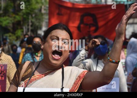 Kalkutta, Indien. 08. März 2022. Verschiedene Women Right Organization organisierten eine Kundgebung zum Internationalen Frauentag, wie sie jedes Jahr am 8.. März weltweit beobachtet wurde. Das diesjährige Thema lautet „Gleichstellung der Geschlechter heute für eine nachhaltige Zukunft“ und „Aufruf von Frauen zum Klimaschutz für Frauen“. Stärkung des Unterstützungssystems für behinderte, trans-, queere und Frauen zur Schaffung einer integrativen Gesellschaft. (Foto: Sukhomoy Sen/Pacific Press) Quelle: Pacific Press Media Production Corp./Alamy Live News Stockfoto