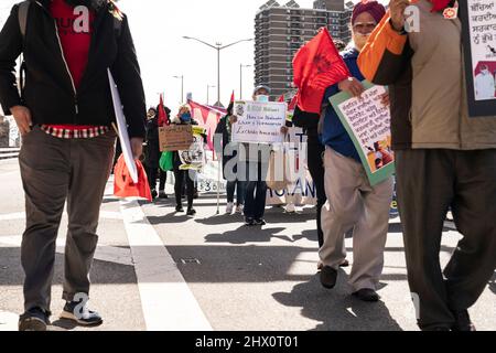 New York, Usa. 08. März 2022. Ausgegrenzte Arbeiter marschieren über die Brooklyn Bridge und veranstalten eine Kundgebung vor dem Stadtgebäude in Manhattan. Die Demonstranten fordern Unterstützung für Arbeitnehmer, die einen Arbeitsplatz oder ein Einkommen verloren haben und keine Arbeitslosenversicherung abschließen können. Mitglieder der Gewerkschaft Local 79 schlossen sich den Protestierenden solidarisch an. (Foto von Lev Radin/Pacific Press) Quelle: Pacific Press Media Production Corp./Alamy Live News Stockfoto