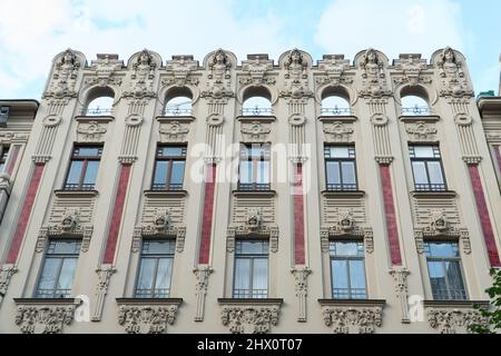 Die Fassade des Jugendstil-Gebäudes - ein herausragendes Beispiel für Jugendstil-Architektur im Viertel des historischen Zentrums von Riga in Stockfoto