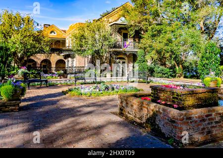 Ein Hofgarten ist vor dem Bellingrath Home in Bellingrath Gardens, 4. März 2022, in Theodore, Alabama, abgebildet. Stockfoto