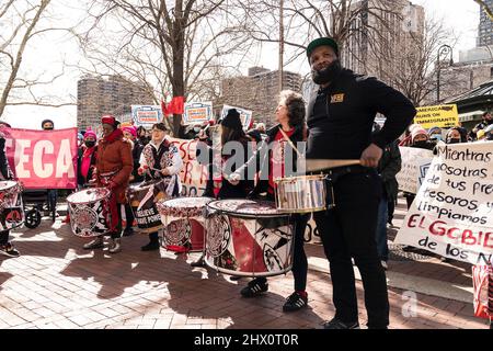 New York, Usa. 08. März 2022. Ausgegrenzte Arbeiter marschieren über die Brooklyn Bridge und veranstalten eine Kundgebung vor dem Stadtgebäude in Manhattan. Die Demonstranten fordern Unterstützung für Arbeitnehmer, die einen Arbeitsplatz oder ein Einkommen verloren haben und keine Arbeitslosenversicherung abschließen können. Mitglieder der Gewerkschaft Local 79 schlossen sich den Protestierenden solidarisch an. (Foto von Lev Radin/Pacific Press) Quelle: Pacific Press Media Production Corp./Alamy Live News Stockfoto