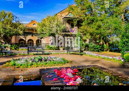 Ein Hofgarten ist vor dem Bellingrath Home in Bellingrath Gardens, 4. März 2022, in Theodore, Alabama, abgebildet. Stockfoto