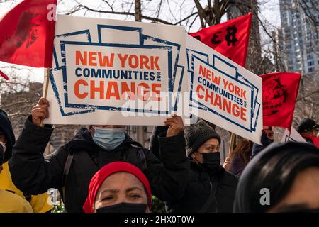 New York, Usa. 08. März 2022. Ausgegrenzte Arbeiter marschieren über die Brooklyn Bridge und veranstalten eine Kundgebung vor dem Stadtgebäude in Manhattan. Die Demonstranten fordern Unterstützung für Arbeitnehmer, die einen Arbeitsplatz oder ein Einkommen verloren haben und keine Arbeitslosenversicherung abschließen können. Mitglieder der Gewerkschaft Local 79 schlossen sich den Protestierenden solidarisch an. (Foto von Lev Radin/Pacific Press) Quelle: Pacific Press Media Production Corp./Alamy Live News Stockfoto