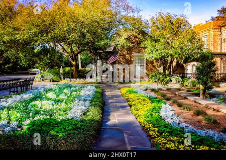 Ein Hofgarten ist vor dem Bellingrath Home in Bellingrath Gardens, 4. März 2022, in Theodore, Alabama, abgebildet. Stockfoto