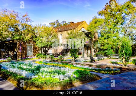 Ein Hofgarten ist vor dem Bellingrath Home in Bellingrath Gardens, 4. März 2022, in Theodore, Alabama, abgebildet. Stockfoto