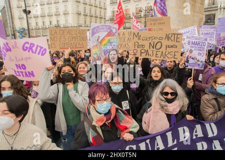 Madrid, Spanien. 08. März 2022. Internationale Feierlichkeiten zum Frauentag von Studenten aus Madrid, Spanien, an der Puerta del Sol. (Foto von Alberto Sibaja/Pacific Press) Quelle: Pacific Press Media Production Corp./Alamy Live News Stockfoto