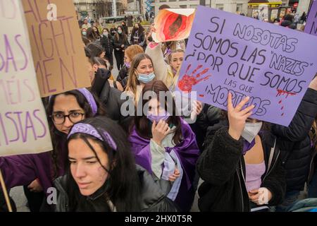 Madrid, Spanien. 08. März 2022. Internationale Feierlichkeiten zum Frauentag von Studenten aus Madrid, Spanien, an der Puerta del Sol. (Foto von Alberto Sibaja/Pacific Press) Quelle: Pacific Press Media Production Corp./Alamy Live News Stockfoto