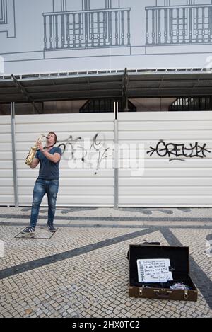 Saxophon-Straßenkünstler spielt in Lissabon, Portugal Stockfoto