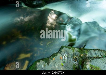 Abstrakter Blick auf Wasserkaskaden mit Bewegungsunschärfen bei einer Reihe spektakulärer Kaskaden und Wasserfälle entlang eines Abschnitts des Flusses Fowey, einer beliebten Tour Stockfoto