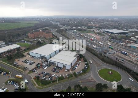 Tesla Showroom Dartford-Thurrock River Crossing, Drohnenansicht Stockfoto