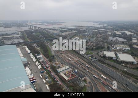 M25 Dartford-Thurrock River Crossing, Queen Elizabeth II Bridge UK Approach Drohne Luftaufnahme Stockfoto
