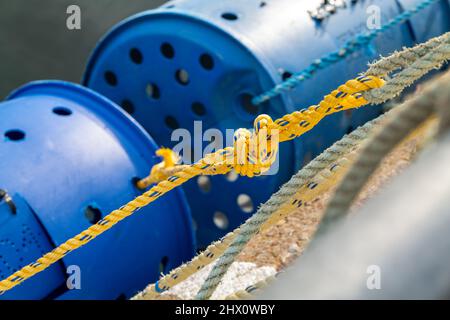 7. März 2023. Hopeman, Moray, Schottland. Dies ist eine Szene aus dem Hafengebiet von Hopeman mit seinen Freizeit- und Arbeitsschiffen. Stockfoto