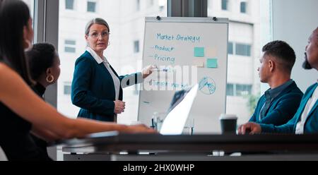 Die Prinzipien des High-End-Marketings. Aufnahme einer reifen Geschäftsfrau, die bei der Arbeit eine Präsentation gehalten hat. Stockfoto