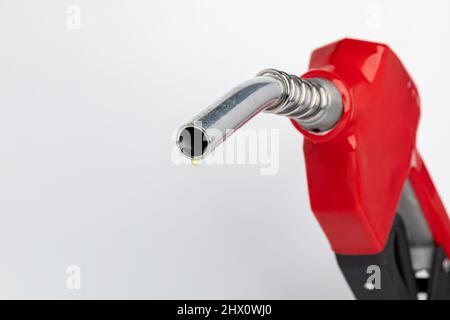 Aus der Kraftstoffdüse tropfendes Gas. Benzinknappheit, Preis und Ethanolkonzept. Stockfoto