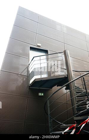 Geschützte Treppe Vererber Sicherheitsvorschriften für Treppen in jedem Gebäude kommerziellen Wohn - Stahlfassade Stockfoto