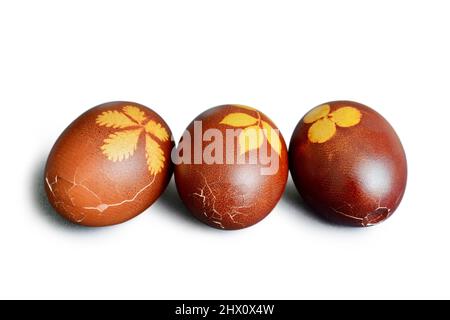 Geknackte Ostereier, gefärbt mit Zwiebelschalen, isoliert auf weißem Hintergrund Stockfoto