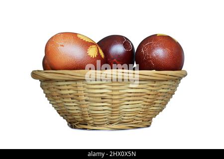 Osterkorb voller knackiger Ostereier auf weißem Hintergrund isoliert Stockfoto