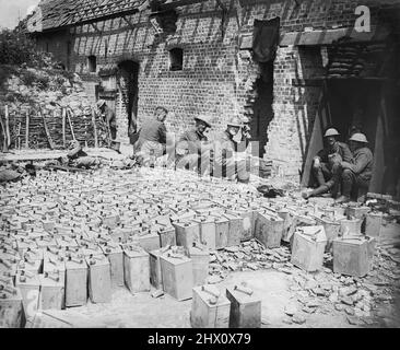 Eine mit Wasser gefüllte Zinnmulde in Elverdinghe, 31. Juli 1917. Der Soldat, der seinen Zinnhut berührt, ist ein Militärangehöriger der Royal Field Artillery. Stockfoto