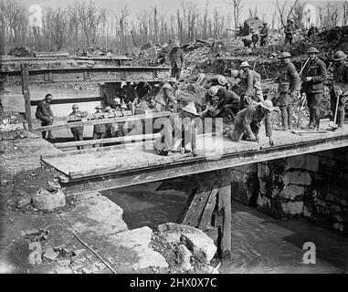 Royal Engineers beim Bau einer provisorischen Brücke über eine zerstörte Schleuse in Saint-Laurent-Blangy, 22. April 1917 während der Schlacht von Arras Stockfoto