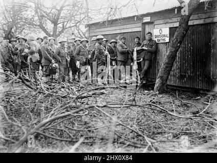 Neuseeländische Soldaten warten vor kurzem in den Schützengräben der Somme in den Divisorischen Bädern in Bertrancourt, Frankreich, auf ihre Reihe. Das Foto wurde am 5. Mai 1918 aufgenommen Stockfoto