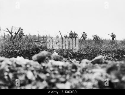 Britische Infanterie vom Wiltshire Regiment, die in der Nähe von Thiepval angreift, 7. August 1916, während der Schlacht an der Somme. Stockfoto