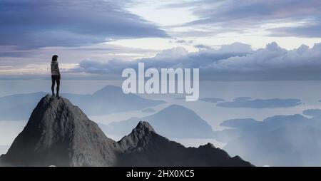 Abenteuerlustige Erwachsene Frau Wandern auf dem Rocky Mountain Cliff Stockfoto