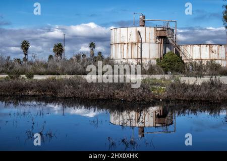 Los Cerritos Wetlands, einst ein blühendes Feuchtgebiet, ist heute größtenteils in Privatbesitz und wird für die Ölgewinnung und -Verarbeitung verwendet. Long Beach, Cali Stockfoto