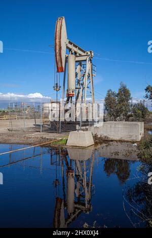 Los Cerritos Wetlands, einst ein blühendes Feuchtgebiet, ist heute größtenteils in Privatbesitz und wird für die Ölgewinnung und -Verarbeitung verwendet. Long Beach, Cali Stockfoto