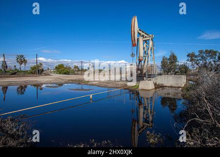 Los Cerritos Wetlands, einst ein blühendes Feuchtgebiet, ist heute größtenteils in Privatbesitz und wird für die Ölgewinnung und -Verarbeitung verwendet. Long Beach, Cali Stockfoto