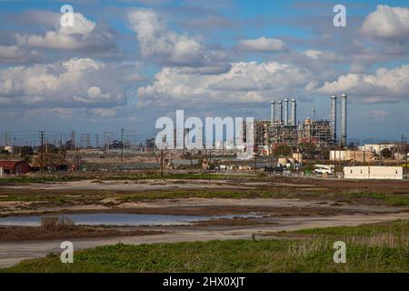 Los Cerritos Wetlands, einst ein blühendes Feuchtgebiet, ist heute größtenteils in Privatbesitz und wird für die Ölgewinnung und -Verarbeitung verwendet. Long Beach, Cali Stockfoto