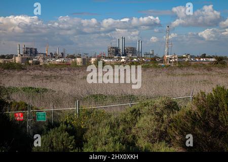 Los Cerritos Wetlands, einst ein blühendes Feuchtgebiet, ist heute größtenteils in Privatbesitz und wird für die Ölgewinnung und -Verarbeitung verwendet. Long Beach, Cali Stockfoto