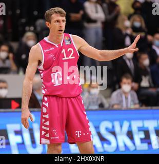 Bonn, Deutschland. 08. März 2022. Telekom Dome, Basketball-Bundesliga, Matchday 24, BBL, Telekom Baskets Bonn vs FC Bayern München, Skyler Bowlin (Bonn) Gesten. Quelle: Jürgen Schwarz/Alamy Live News Stockfoto