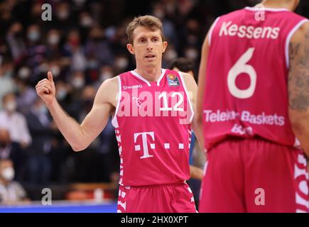 Bonn, Deutschland. 08. März 2022. Telekom Dome, Basketball-Bundesliga, Matchday 24, BBL, Telekom Baskets Bonn vs FC Bayern München, Skyler Bowlin (Bonn) Gesten. Quelle: Jürgen Schwarz/Alamy Live News Stockfoto