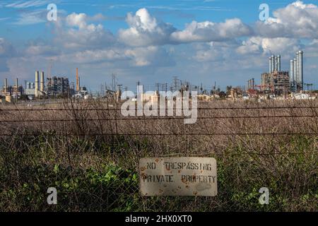 Los Cerritos Wetlands, einst ein blühendes Feuchtgebiet, ist heute größtenteils in Privatbesitz und wird für die Ölgewinnung und -Verarbeitung verwendet. Long Beach, Cali Stockfoto