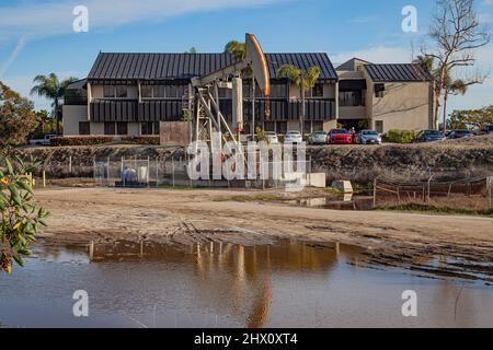 Los Cerritos Wetlands, einst ein blühendes Feuchtgebiet, ist heute größtenteils in Privatbesitz und wird für die Ölgewinnung und -Verarbeitung verwendet. Long Beach, Cali Stockfoto