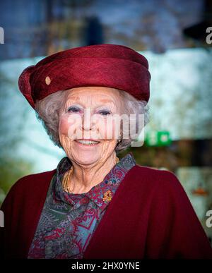 Laren, Niederlande. 8. März 2022. Prinzessin Beatrix von den Niederlanden kommt mit ihrem neuen königlichen Auto bei der Eröffnung des neuen Museumsflügels von Singer Laren am 8. März 2022 in Laren, Niederlande, an. Die neue Audi A8 Limousine ersetzt ihre 16 Jahre alte Volvo Limousine. Quelle: Patrick van Katwijk/dpa/Alamy Live News Stockfoto