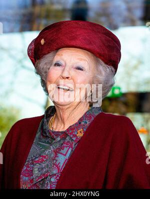 Laren, Niederlande. 8. März 2022. Prinzessin Beatrix von den Niederlanden kommt mit ihrem neuen königlichen Auto bei der Eröffnung des neuen Museumsflügels von Singer Laren am 8. März 2022 in Laren, Niederlande, an. Die neue Audi A8 Limousine ersetzt ihre 16 Jahre alte Volvo Limousine. Quelle: Patrick van Katwijk/dpa/Alamy Live News Stockfoto