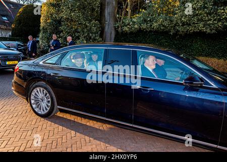 Laren, Niederlande. 8. März 2022. Prinzessin Beatrix von den Niederlanden kommt mit ihrem neuen königlichen Auto bei der Eröffnung des neuen Museumsflügels von Singer Laren am 8. März 2022 in Laren, Niederlande, an. Die neue Audi A8 Limousine ersetzt ihre 16 Jahre alte Volvo Limousine. Quelle: Patrick van Katwijk/dpa/Alamy Live News Stockfoto