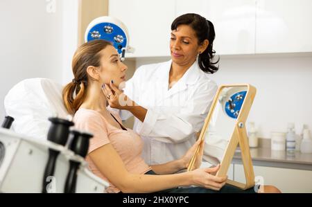 Frau mit Beratung in der Klinik für ästhetische Medizin Stockfoto