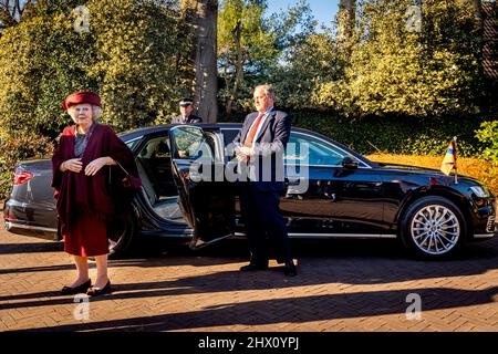 Laren, Niederlande. 8. März 2022. Prinzessin Beatrix von den Niederlanden kommt mit ihrem neuen königlichen Auto bei der Eröffnung des neuen Museumsflügels von Singer Laren am 8. März 2022 in Laren, Niederlande, an. Die neue Audi A8 Limousine ersetzt ihre 16 Jahre alte Volvo Limousine. Quelle: Patrick van Katwijk/dpa/Alamy Live News Stockfoto