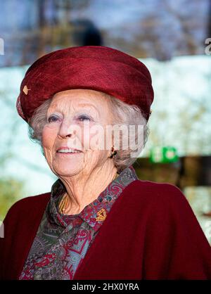 Laren, Niederlande. 8. März 2022. Prinzessin Beatrix von den Niederlanden kommt mit ihrem neuen königlichen Auto bei der Eröffnung des neuen Museumsflügels von Singer Laren am 8. März 2022 in Laren, Niederlande, an. Die neue Audi A8 Limousine ersetzt ihre 16 Jahre alte Volvo Limousine. Quelle: Patrick van Katwijk/dpa/Alamy Live News Stockfoto