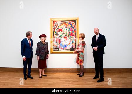 Laren, Niederlande. 8. März 2022. Prinzessin Beatrix von den Niederlanden kommt mit ihrem neuen königlichen Auto bei der Eröffnung des neuen Museumsflügels von Singer Laren am 8. März 2022 in Laren, Niederlande, an. Die neue Audi A8 Limousine ersetzt ihre 16 Jahre alte Volvo Limousine. Quelle: Patrick van Katwijk/dpa/Alamy Live News Stockfoto